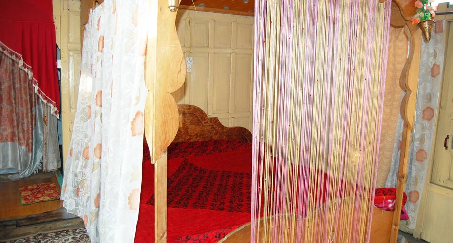 Glass Go Houseboat, Srinagar 4